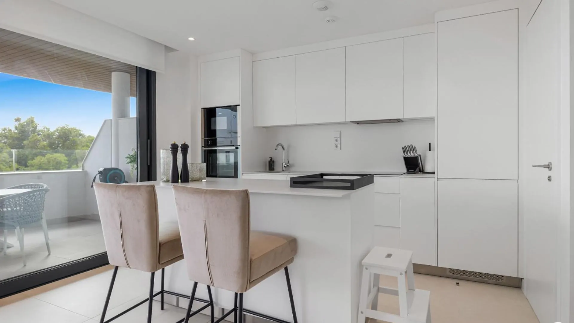 Vivi Homes - Coral Apartment With Sea Views & Pool Fuengirola