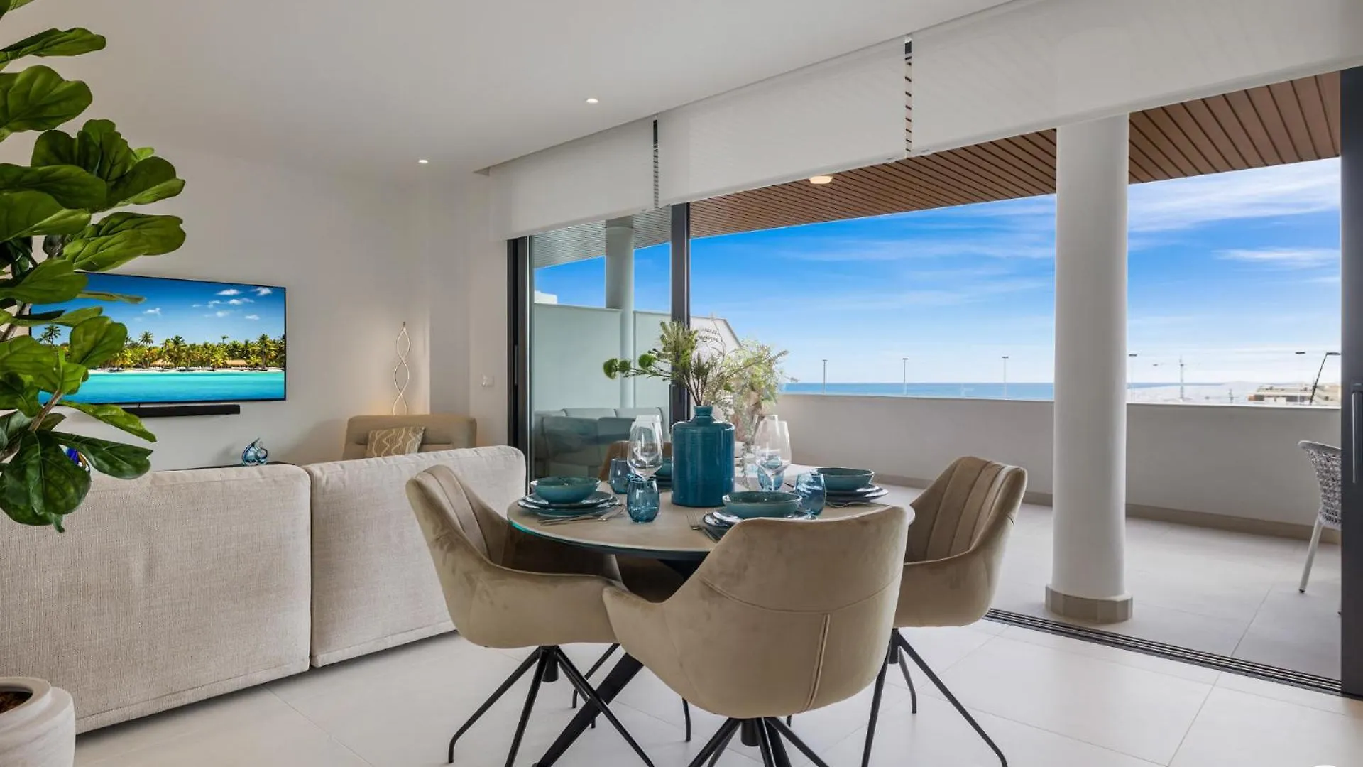 Vivi Homes - Coral Apartment With Sea Views & Pool Fuengirola