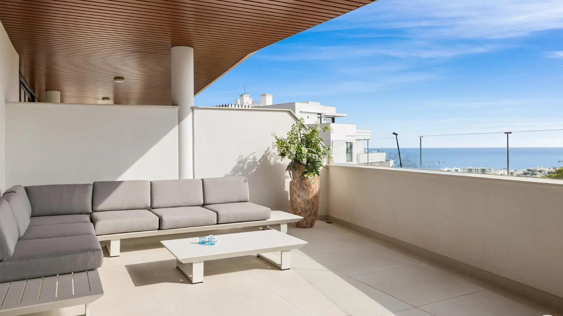 Vivi Homes - Coral Apartment With Sea Views & Pool Fuengirola