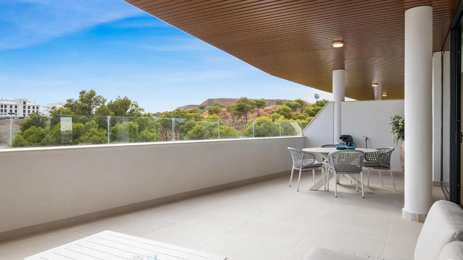 Vivi Homes - Coral Apartment With Sea Views & Pool Fuengirola