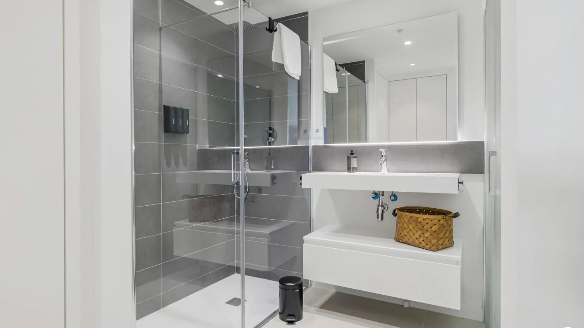 Vivi Homes - Coral Apartment With Sea Views & Pool Fuengirola 0*,  Spanyolország