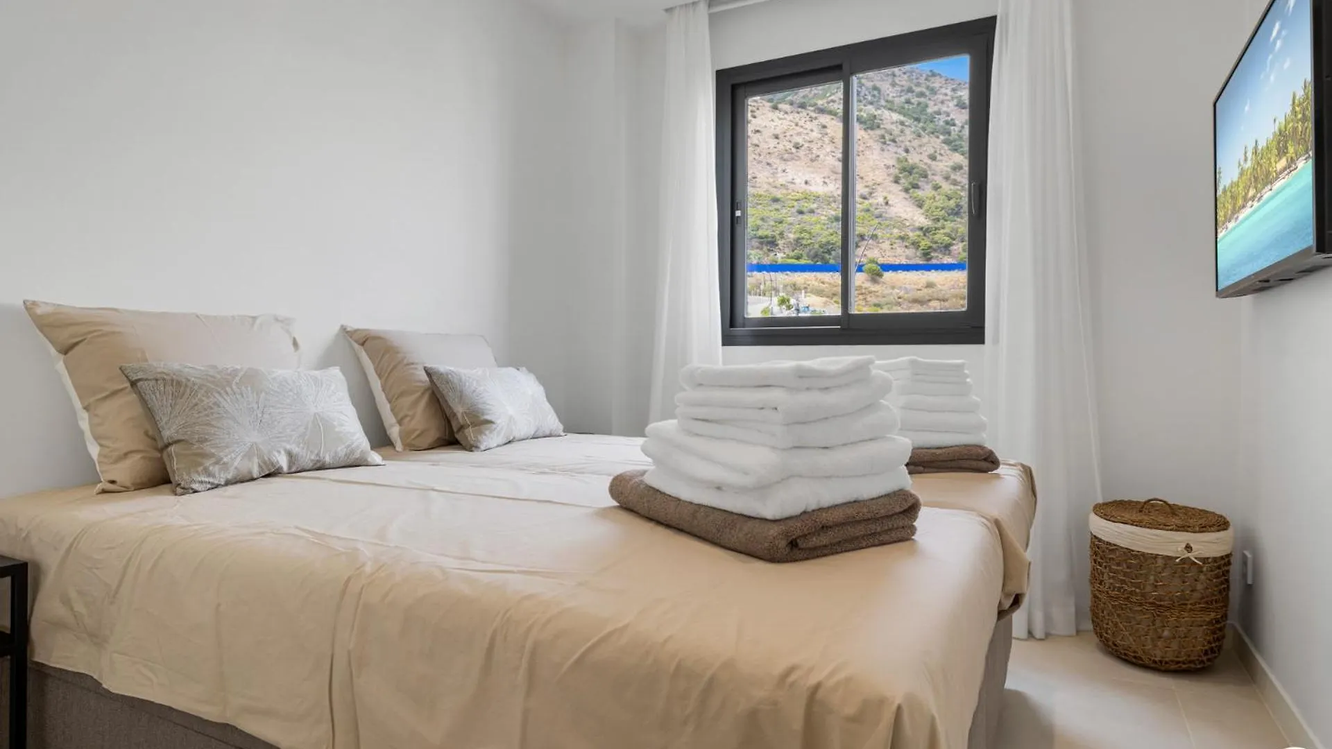 Vivi Homes - Coral Apartment With Sea Views & Pool Fuengirola