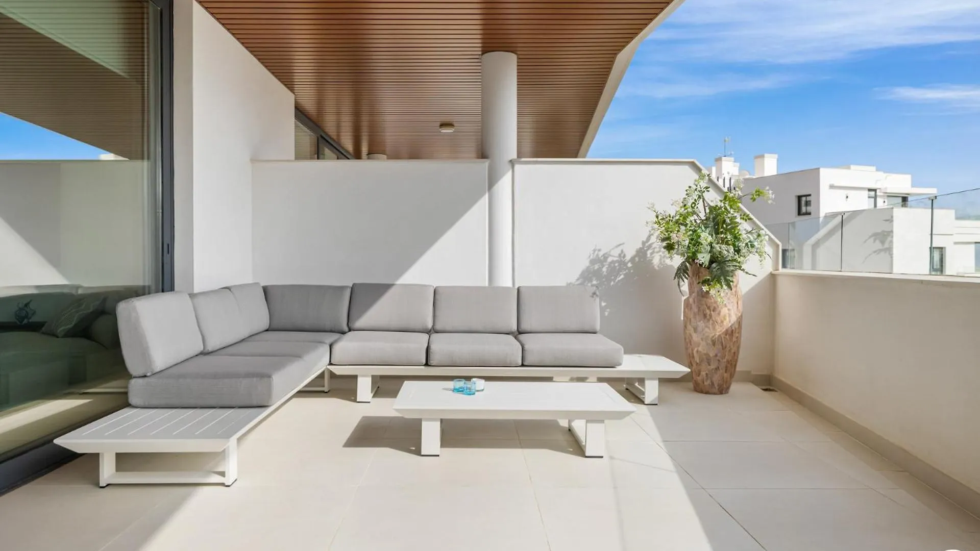 Vivi Homes - Coral Apartment With Sea Views & Pool Fuengirola