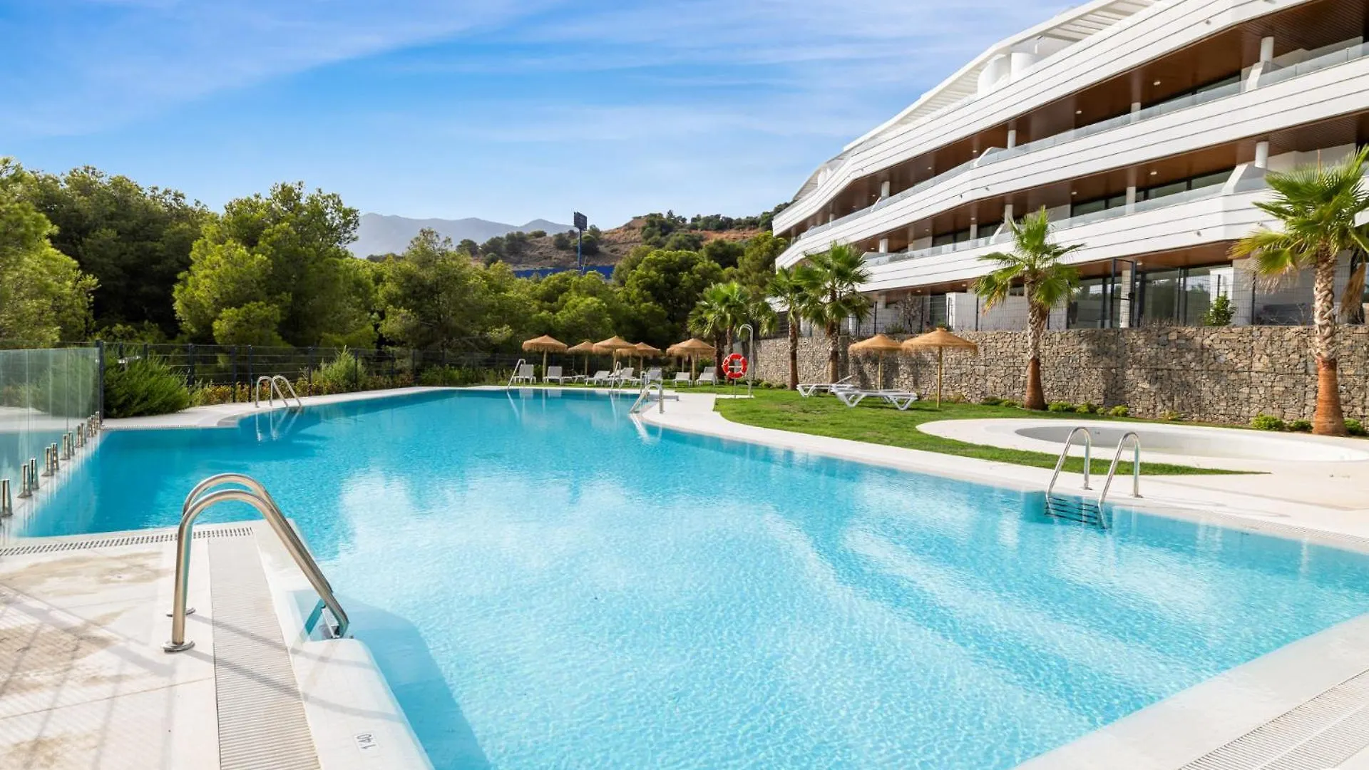 Vivi Homes - Coral Apartment With Sea Views & Pool Fuengirola