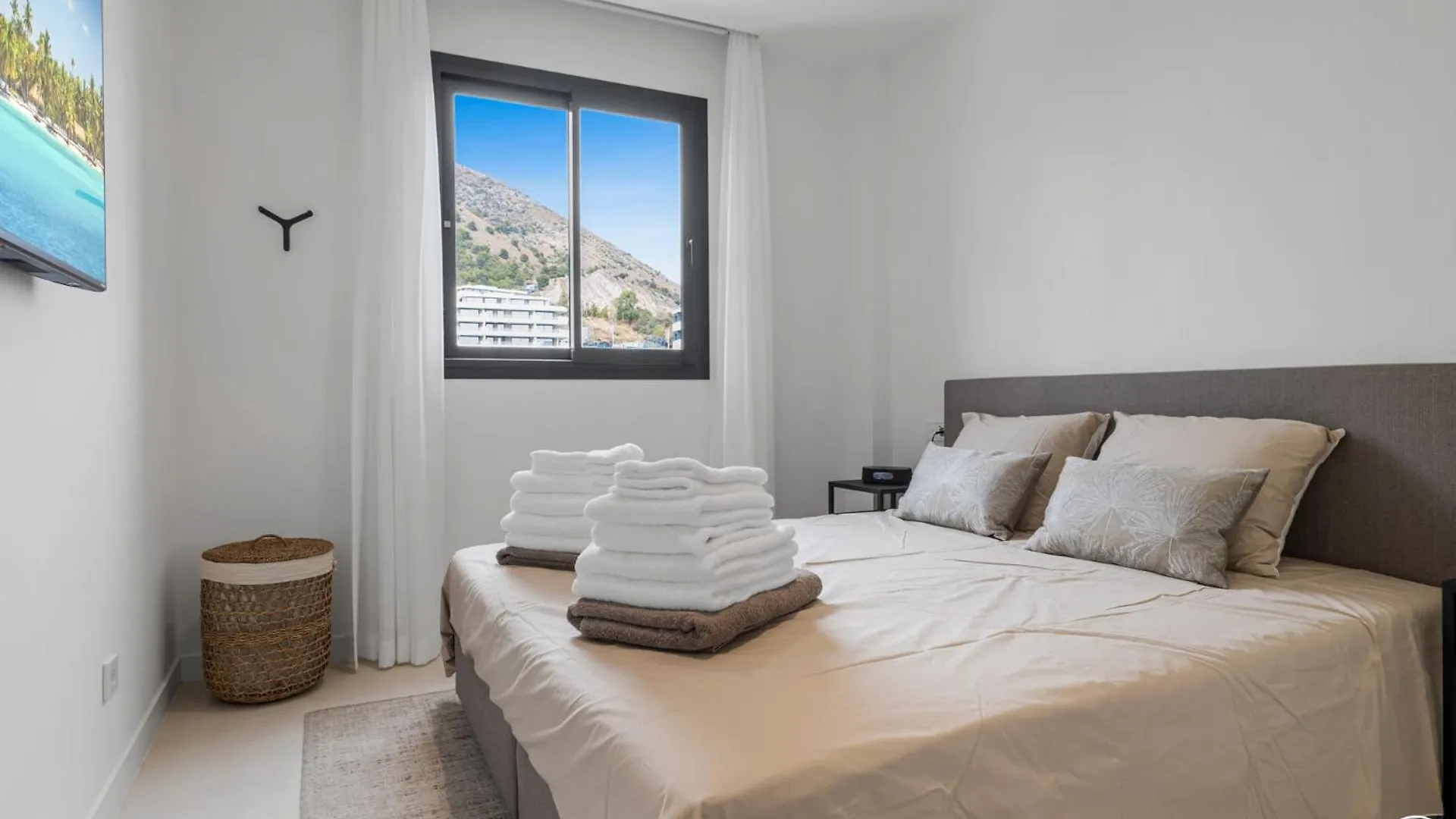 Vivi Homes - Coral Apartment With Sea Views & Pool Fuengirola